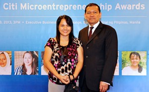 National winner for 2012 Citi Microentrepreneurship Awards Floraiwin Cainglet with Citi Country Officer for the Philippines Batara Sianturi.