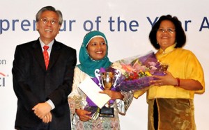 Rabia Mangumpig (center) was awarded by Ateneo de Manila University’s Dr. Darwin Yu and Microfinance Council of the Philippines chair Mila Mercado-Bunker.