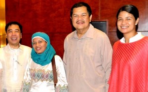 Rabia flanked by (from left) Bangko Sentral ng Pilipinas’ Ed Jimenez, Deputy Governor Nestor Espenilla and Rochelle Tomas.