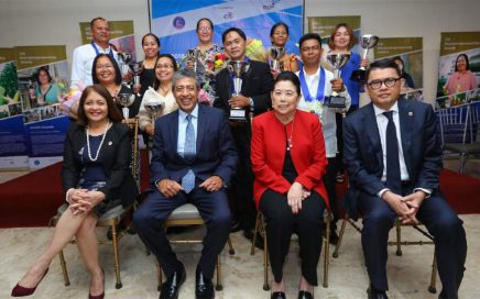 In photo are all the nine winners together with members of the National Selection Committee. (Standing, back row L-R) Romeo Ponio, Special Awardee for Agri Micro-business; Mary Grace Bayalas, Youth Microentrepreneur of the Year; Jesette Oquendo, Special Awardee for Community Leadership; Estrella Balnao, Special Awardee for Agri Micro-business; Marisa Ganding, Special Awardee for Startup Micro-business. (Standing, second row L-R) Rosario Amoroto, Regional Awardee for Visayas; Maria Elena Estadola, Regional Awardee for Luzon; Erwin Ramos, CMA Microentrepreneur of the Year; Arnold Viado, Regional Awardee for Mindanao. (Seated L-R) BSP Deputy Governor Chuchi G. Fonacier; Citi Philippines CEO Aftab Ahmed; Philippine Daily Inquirer Former Chairperson Marixi Rufino-Prieto; and Presidential Adviser on Entrepreneurship and RFM Corporation President and CEO Jose Ma. A. Concepcion III.