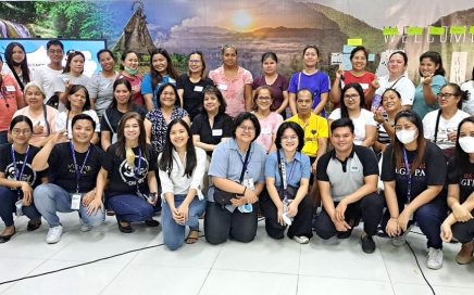 K The aral plus participants from Mandaluyong (Top) and Tanay, Rizal (Bottom) together with the MCPI training team and the DTI Negosyo Center business counsellors, program management unit staff, and regional officers